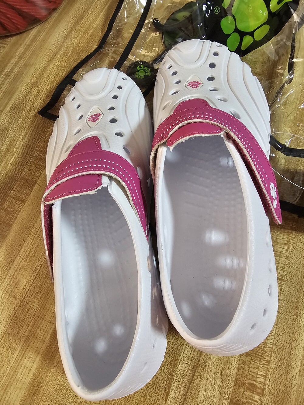 DAWGS Hounds Women’s Ultralite Spirit Shoes Size 5/6 White Pink Clogs NWT NEW